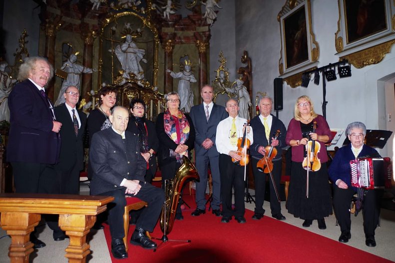 Die BRK-Seniorenband mit ihrem Leiter Rainer Lohr (links) lädt zum Benefiz-Konzert von „1000 Herzen für Kronach“ nach Buchbach ein.