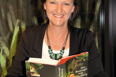 Astrid Fritz mit ihrem neuen Roman „Die Räuberbraut“