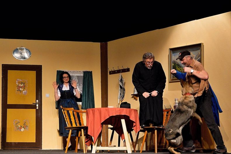 Die Aufführungen in Tettau sind immer für eine Überraschung gut: Theaterhund "Lilly" beim letztjährigen Theaterstück auf der jagt nach dem Pfarrer.
