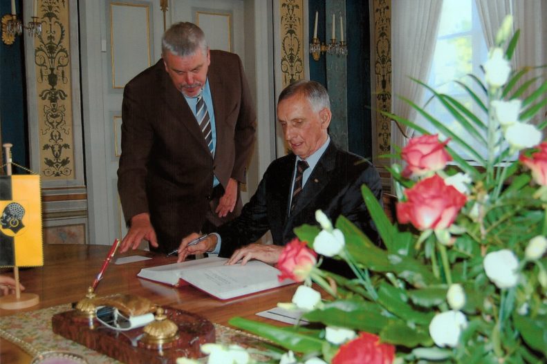 damaliger 2. Bürgermeister Norbert Tessmer mit Ulrich Wegener beim Empfang im Bürglaßschlösschen