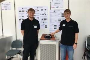 Zwei Auszubildende der Dr. Schneider Unternehmensgruppe haben beim Regionalentscheid des Wettbewerbs "Jugend forscht" einen Sonderpreis gewonnen. Ausgezeichnet wurde ihr Projekt "Luft sichtbar machen", bei dem ein innovativer Luftausströmer für den Fahrzeuginnenraum entwickelt wurde.