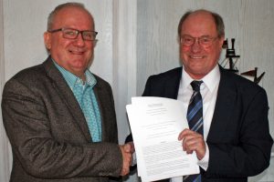 Klaus-Dieter Schneider und Hans-Peter Schmitz mit dem Vertragswerk