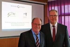 Vize-Landrat Hans-Peter Schmitz mit REGIOMED-Geschäftsführer Roy Hönemann