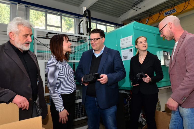 Landtagsabgeordnete Beate Meißner und CDU-Landratskandidat Danny Dobmeier in der Firma Hasenthaler Kunststoffverarbeitung GmbH im Sonneberger Oberland