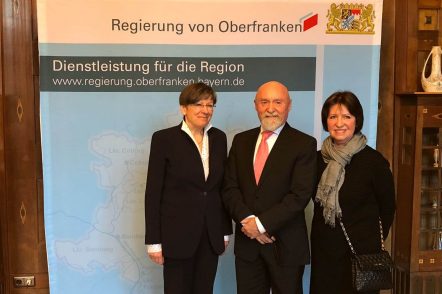 Regierungspräsidentin Heidrun Piwernetz dankt Horst Ludwig Weingarth, mit Ehefrau, für die Stiftung.