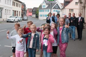 Übergabe der Verkehrstafel an der Grundschule Oberlind