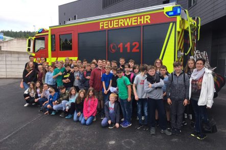 Die Klassen 6 a und b der staatlichen Gemeinschaftsschule Köppelsdorf beim Besuch der Feuerwehr Suhl