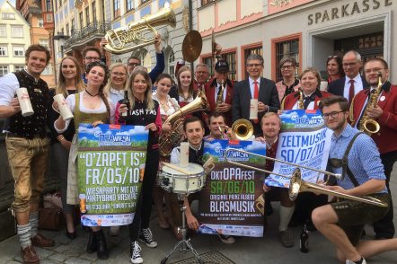 Freuen sich auf 3 Tage Wiesnstimmung auf dem Schlossplatz: Musiker der OPA-Blasmusik, der Musikvereine Rödental und Beiersdorf, der Band Hasthag sowie Sponsoren und Unterstützer des Projekts.