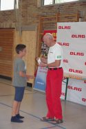 Kilian Wegner erhielt von DLRG-Schwimmtrainer Richard Bär sein Juniorretter-Abzeichen. Kilian ist in seiner Altersklasse oberfränkischer Meister im Rettungsschwimmen.