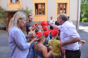 Signalmützen übergabe an Schulanfänger der „Geschwister Scholl“ Grundschule Sonneberg