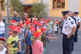 Signalmützen übergabe an Schulanfänger der „Geschwister Scholl“ Grundschule Sonneberg