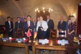 Unterschrift für neue Städtepartnerschaft (von links) Parteisekretär Fengbo Wang und Kronachs stellvertretende Bürgermeisterin Angela Hofmann.