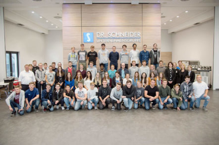 Erfolgreicher Start in das Berufsleben: 58 junge Menschen haben eine Ausbildung oder ein duales Studium bei der Dr. Schneider Unternehmens- gruppe begonnen und blicken damit einer spannenden Zeit entgegen.