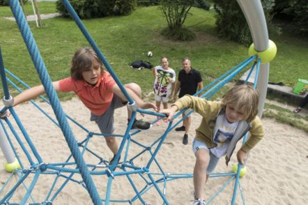 Geeignete Spielplätze und Parks motivieren dazu, sich gemeinsam im Kreis der Familie zu bewegen.