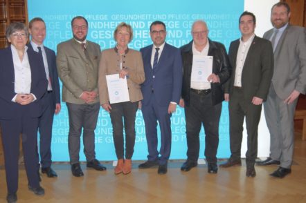 „Weiße Engel“ aus dem Coburger Land: Heidrun Piwernetz, Bernd Höfer (Bürgermeister Meeder), Sebastian Straubel, Heidi Bauersachs, Klaus Holetschek, Heinrich Schlechta, Maximilian Neeb (Bürgermeister Seßlach) und Landtagsabgeordneter Martin Mittag (von links) nach der Ehrung in Bayreuth.