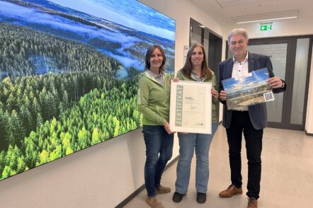Der Naturpark Frankenwald hat sich einer intensiven Qualitätsprüfung unterzogen und darf somit weiterhin das Siegel „Qualitäts-Naturpark“ tragen. Zudem wurde die Homepage neu gestaltet. Das Bild zeigt (von links) Beate Singhartinger (Geschäftsführerin des Naturparks Frankenwald), Anja Wunder (stellvertretende Geschäftsführerin) sowie Landrat Klaus Löffler als Vorsitzenden des Naturparks Frankenwald. Foto: Landratsamt / Alexander Löffler