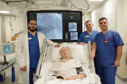 Von links: Chefarzt des Zentrums für Innere Medizin, Mohammad Hamadneh, Patient Reinhard Bätz sowie die leitenden Oberärzte Herr Allakkis und Herr Elabd nach der erfolgreichen Implantation des ersten kabellosen Herzschrittmachers an der Helios Frankenwaldklinik Kronach. Fotocredit: Steffi Heumann | Foto Dölling