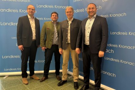 Landrat Klaus Löffler und Landtagsabgeordneter Jürgen Baumgärtner freuen sich mit (von links) Sven Hannewald und Johannes Biesold von Helios über das neue ärztliche Angebot. Foto: Landratsamt / Alexander Löffler