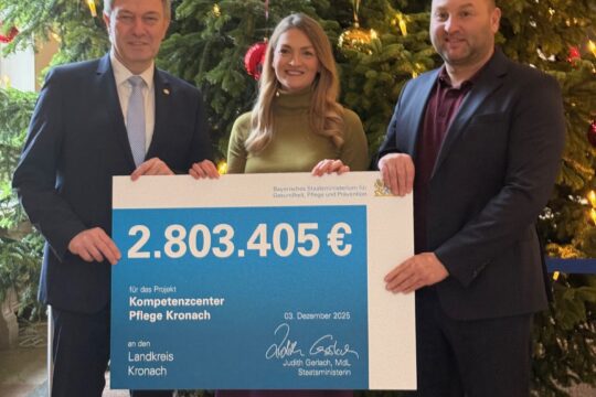 BU: Landrat Klaus Löffler und Landtagsabgeordneter Jürgen Baumgärtner freuten sich über den Förderbescheid in Höhe von rund 2,8 Millionen Euro, den Staatsministerin Judith Gerlach am Mittwoch in München überreichte.