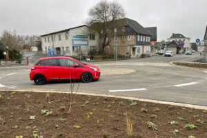 Die Hauptstrecke Richtung Ortsmitte von Oberlind ist nun wieder baustellenfrei und über einen neuen Kreisverkehr befahrbar. Fotos: Stadt Sonneberg/Bauamt