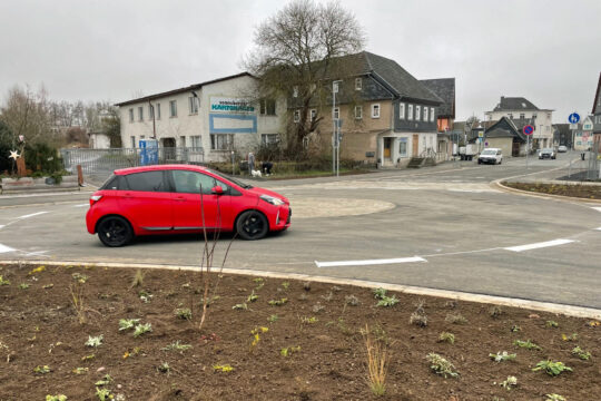 Die Hauptstrecke Richtung Ortsmitte von Oberlind ist nun wieder baustellenfrei und über einen neuen Kreisverkehr befahrbar. Fotos: Stadt Sonneberg/Bauamt