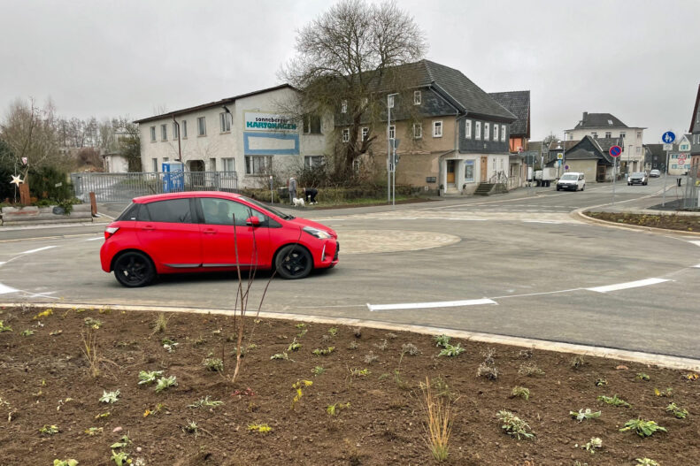 Die Hauptstrecke Richtung Ortsmitte von Oberlind ist nun wieder baustellenfrei und über einen neuen Kreisverkehr befahrbar. Fotos: Stadt Sonneberg/Bauamt