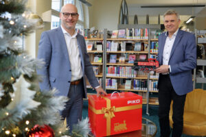 Geschäftsführer Rainer Landwehr übergab die beiden Weihnachtszüge persönlich an Dr. Heiko Voigt, der sie auch gleich ausprobierte. (Foto: C. Heim)