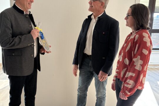 Ab 1. April werden die beiden Kinder- und Jugendärzte Michaela Lebok und Christian Hartnik ihre Praxis in Kronach eröffnen. Landrat Klaus Löffler (links) wünschte den beiden Ärzten bei einer Begehung der künftigen Praxisräume viel Erfolg und überreichte ein Landkreis-Wappen. Foto: Landratsamt / Alexander Löffler