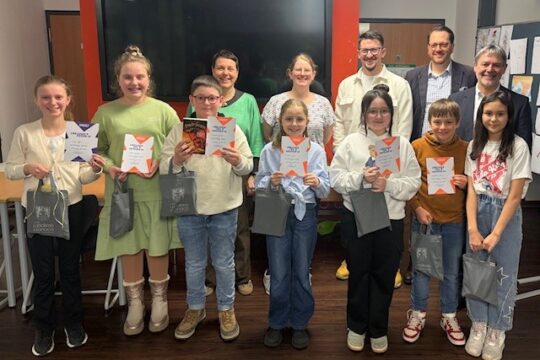Das Bild zeigt links die Gewinnerin Lara Fehn mit weiteren Teilnehmern sowie der Jury und stellvertretendem Landrat Gerhard Wunder.